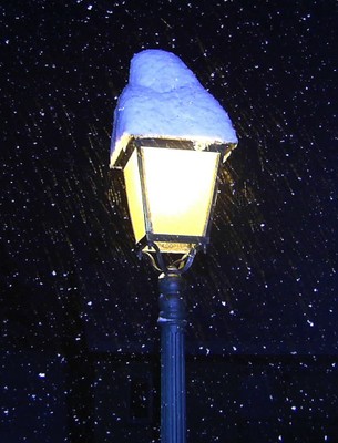 Un lampadaire en hiver, la nuit