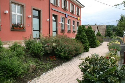 Accès handicapé de la Mairie et la Poste de Waldighoffen et massifs 2011