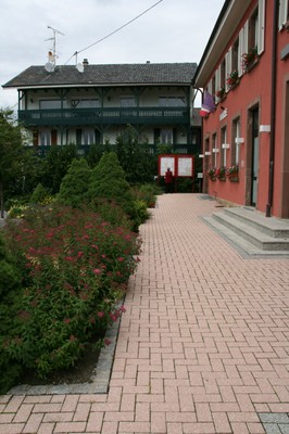 Accès handicapé et panneau d'affichage de la Mairie de Waldighoffen et massifs 2011