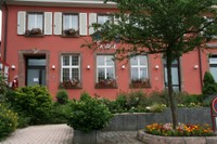 Façade de la Mairie de Waldighoffen et des plantations réalisées par les ouvriers communaux.