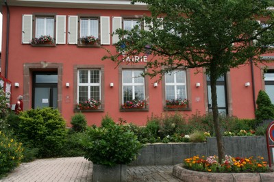 Facade de la Mairie de Waldighoffen et massifs 2011