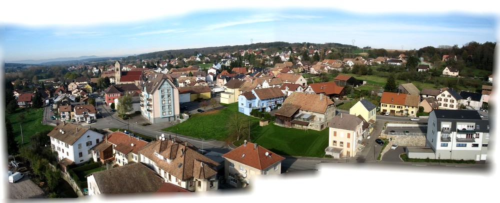 Photo panoramique montrant une partie de Waldighoffen depuis le haut de la cheminée