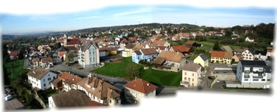 Photo panoramique montrant une partie de Waldighoffen depuis le haut de la cheminée