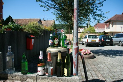 Alignement de bouteilles vides place Jeanne d'Arc