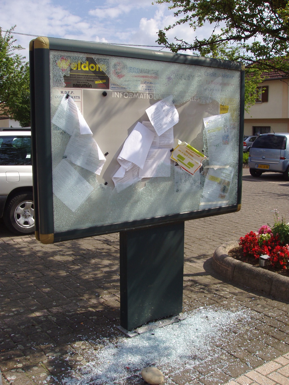 Panneau d'information vandalisé place Jeanne d'Arc