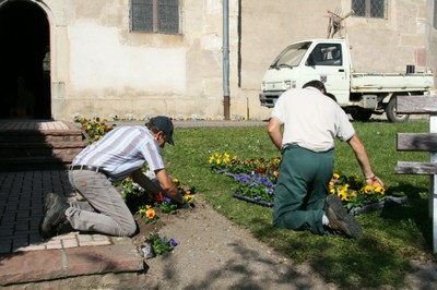 7 octobre 2010 fleurissement autour de l'église dos
