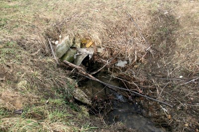 Déchets bloquant l'écoulement des fossés
