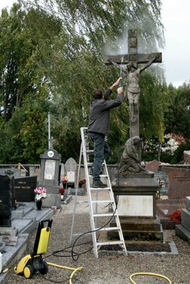 Nettoyage à haute pression du crucifix au cimetière de Waldighoffen 1