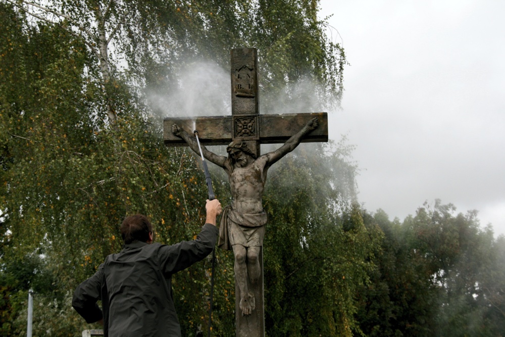 Nettoyage à haute pression du crucifix au cimetière de Waldighoffen 2