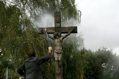 Nettoyage à haute pression du crucifix au cimetière de Waldighoffen 2