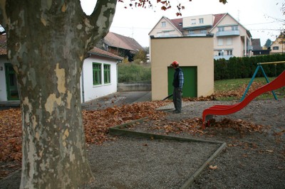 Fabrice dans la cour de la maternelle