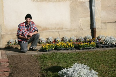 Fabrice et les plantes à côté de l'église