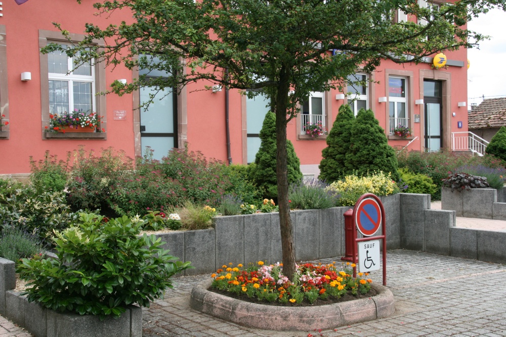 Façade de la Mairie et de la Poste de Waldighoffen et massifs 2011