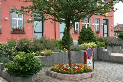 Façade de la Mairie et de la Poste de Waldighoffen et massifs 2011