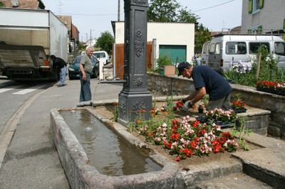Fleurissement fontaine presbytère vue vers rue de Willer mai 2011