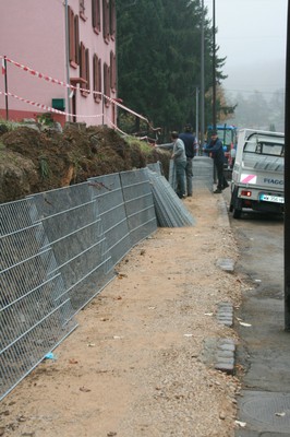 Gabions en cours de montage