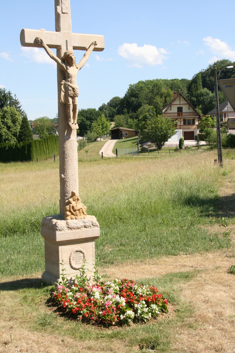 Le calvaire et son parterre de fleurs rue du 19 novembre à Waldighoffen
