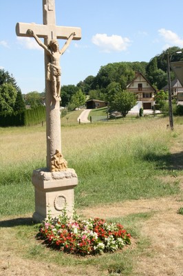 Le calvaire et son parterre de fleurs rue du 19 novembre à Waldighoffen