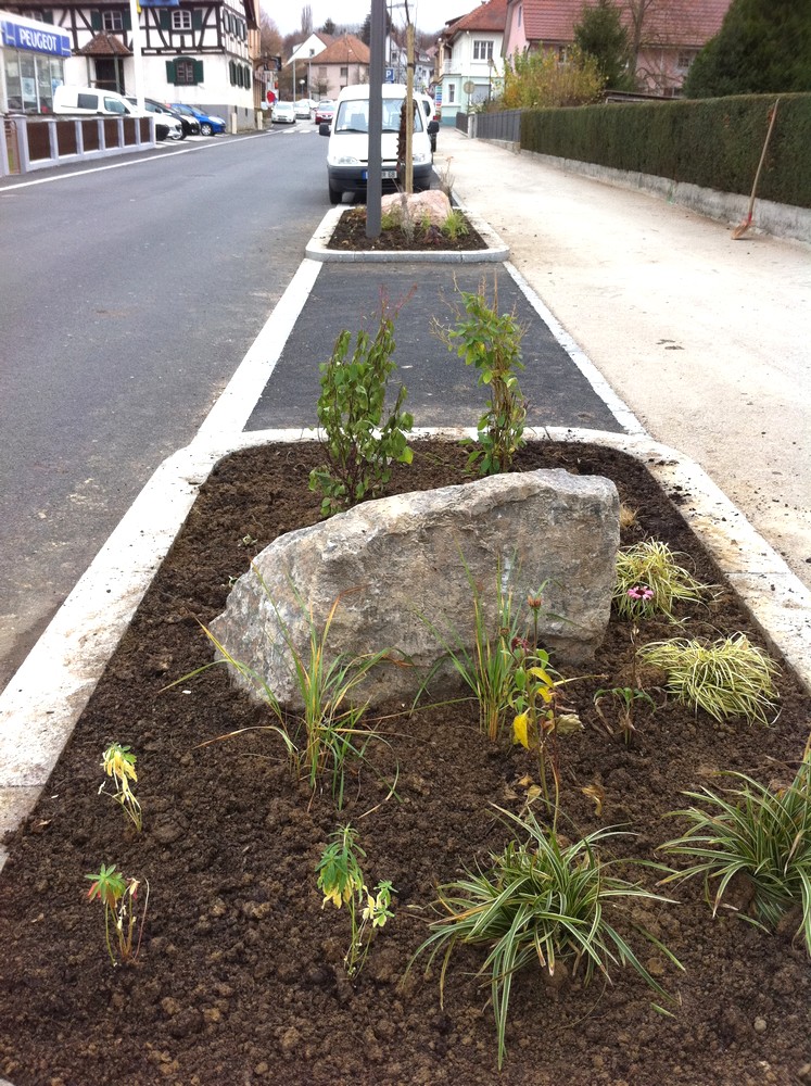Massifs plantés, avec des pierres