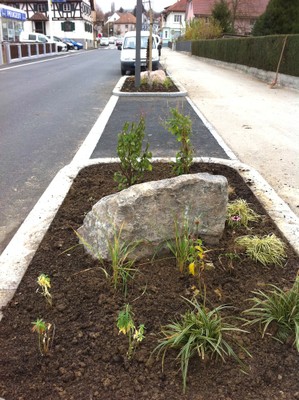 Massifs plantés, avec des pierres