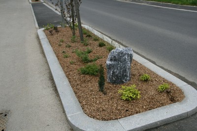 Massif avec empierrement et copeaux rue des écoles