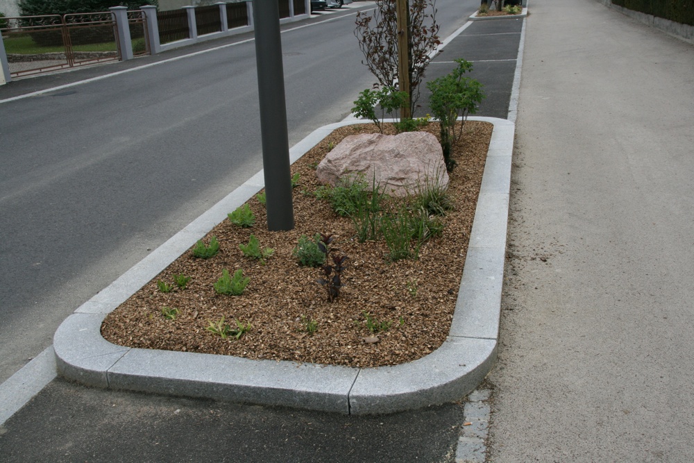 Massif orné d'une pierre et de copeaux rue du 19 novembre