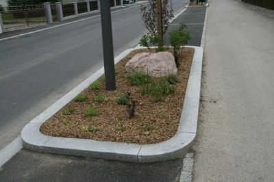 Massif orné d'une pierre et de copeaux rue du 19 novembre