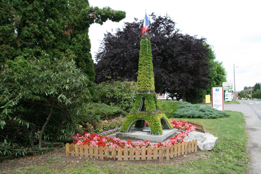 Notre Tour Eiffel dans la rue de la République