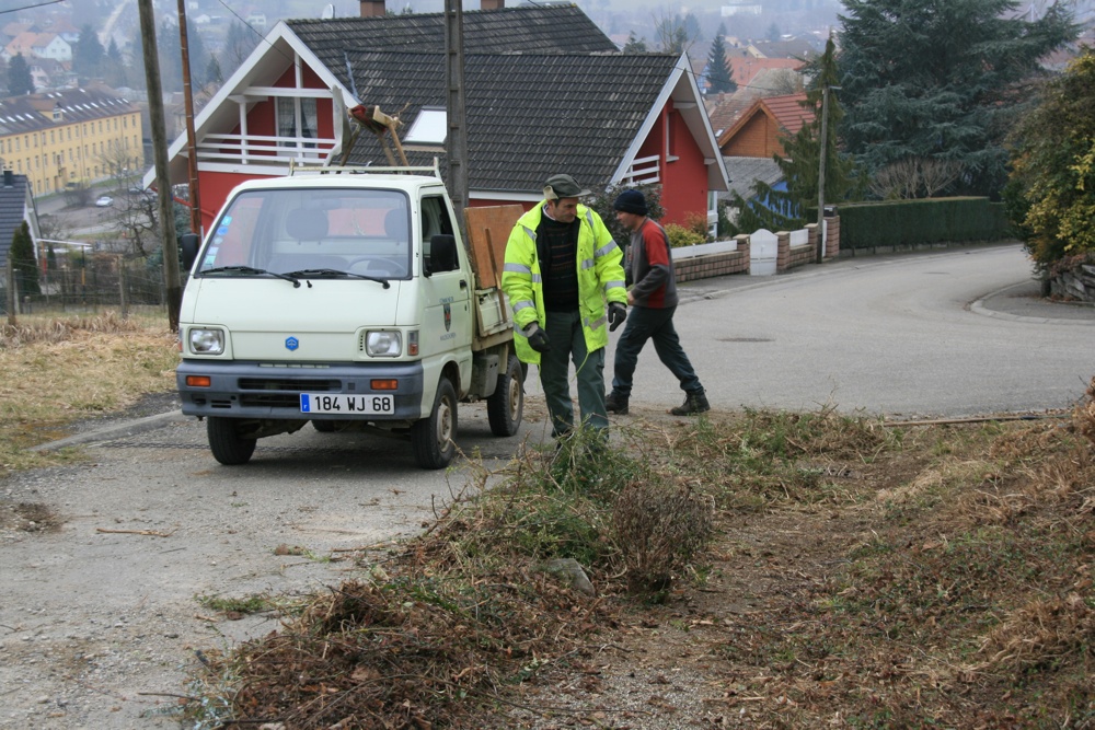 Les ouvriers communaux procèdent au ramassage des branches