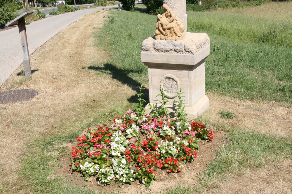 Parterre de fleur du calvaire rue du 19 novembre à Waldighoffen