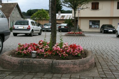 Photo parking et massifs de la place Jeanne d'Arc à Waldighoffen - 2011