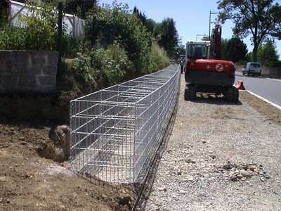 Pose de gabions à Waldighoffen, photo des cages vides