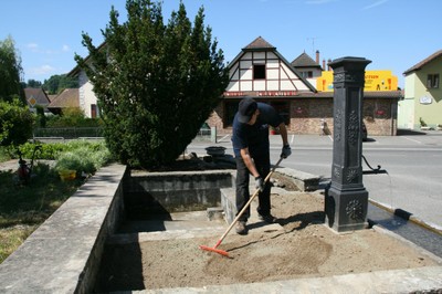 Préparation fontaine presbytère pour fleurissement mai 2011