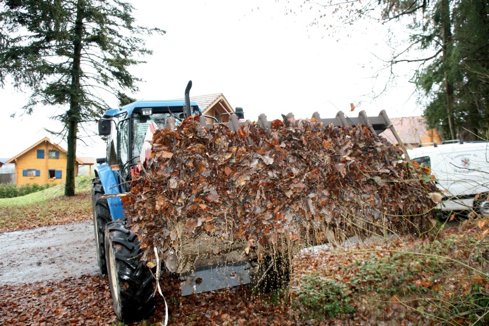 Remontée de la mâchoire du tracteur pleine de feuilles, Waldighoffen 2010