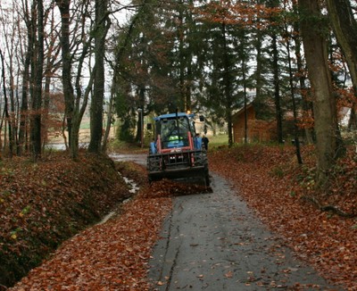 Remontée du tracteur ramassant les feuilles mortes qui encombrent un sentier de Waldighoffen