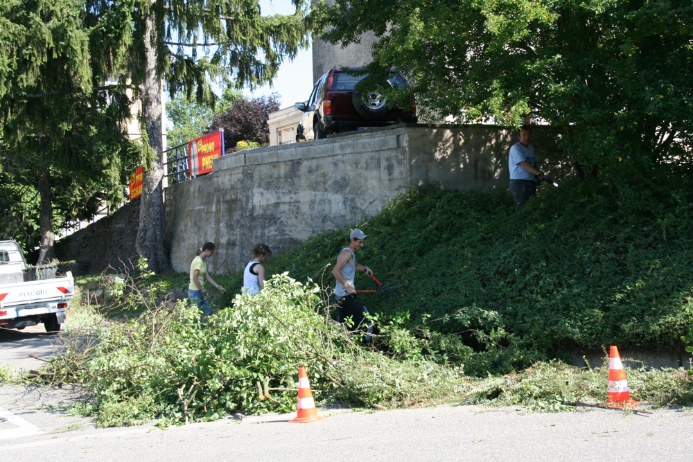 Stagiaires et Pascal rue de l'Ill à Waldighoffen