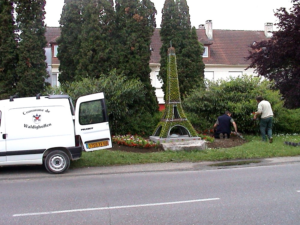 Travaux sur la Tour Eiffel à Waldighoffen