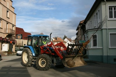Tracteur amenant l'arbre à Waldighoffen