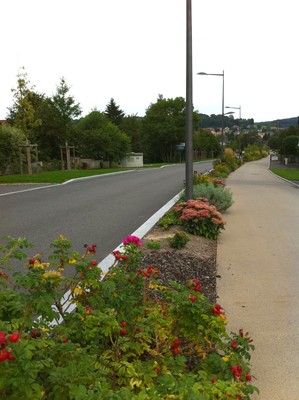 La rue du 19 nov : la descente vers le village continue